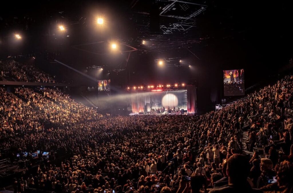 choreographer, movement director and model paris Lara fabian Tour Je suis là