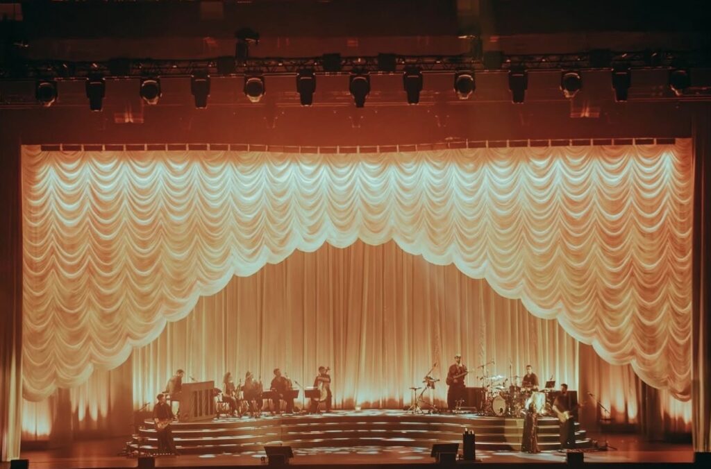 choreographer, movement director and model paris Lara fabian Tour Je suis là